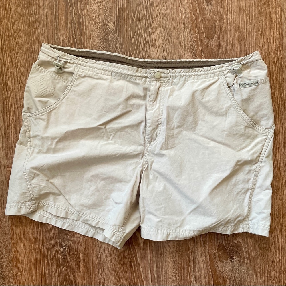 Columbia Women's Light Khaki Cream Shorts XL